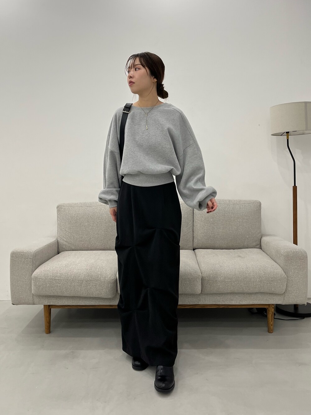 グレー系のTシャツ/カットソー、ブラック系のショルダーバッグ、ブラック系のスカートを着用したレディースの冬コーディネートの2枚目の写真