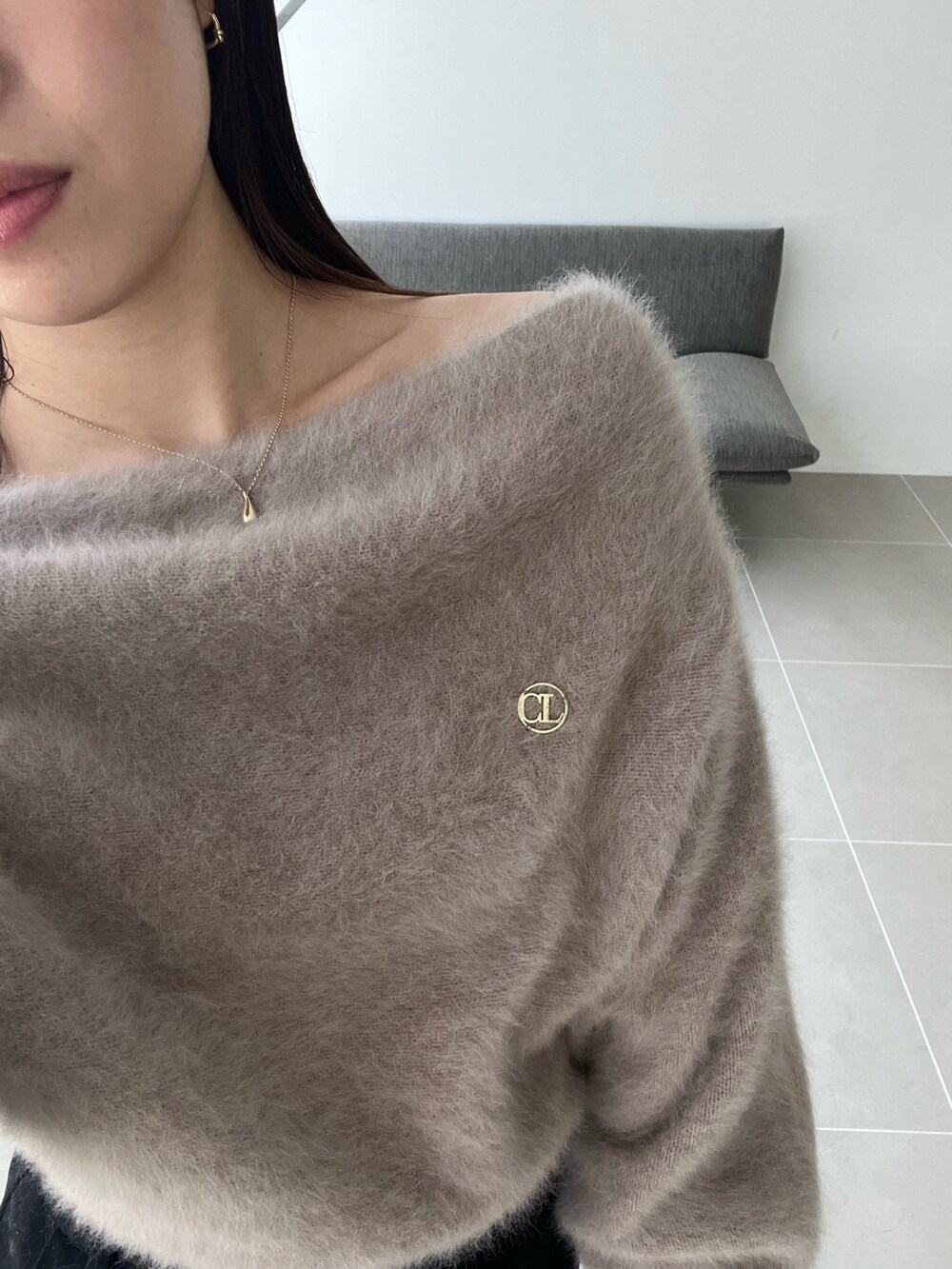 ブラウン系のニット/セーター、ブラック系のスカート、ブラック系のパンプスを着用したレディースの夏コーディネートの4枚目の写真