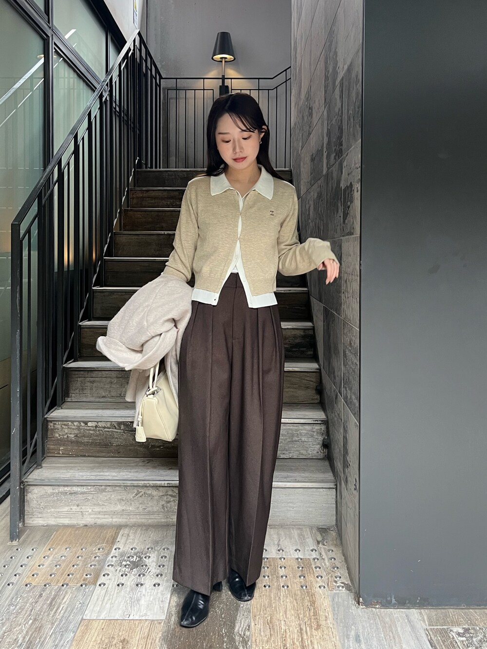 ベージュ系のカーディガン/ボレロ、ブラウン系のその他パンツ、ベージュ系のその他アウターを着用したレディースの冬コーディネートの3枚目の写真