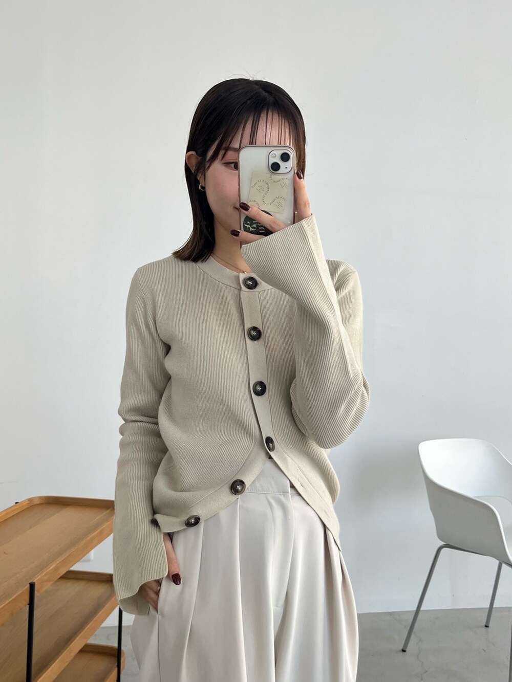 ブラック系のショルダーバッグ、ホワイト系のその他パンツ、ベージュ系のカーディガン/ボレロを着用したレディースの冬コーディネートの5枚目の写真