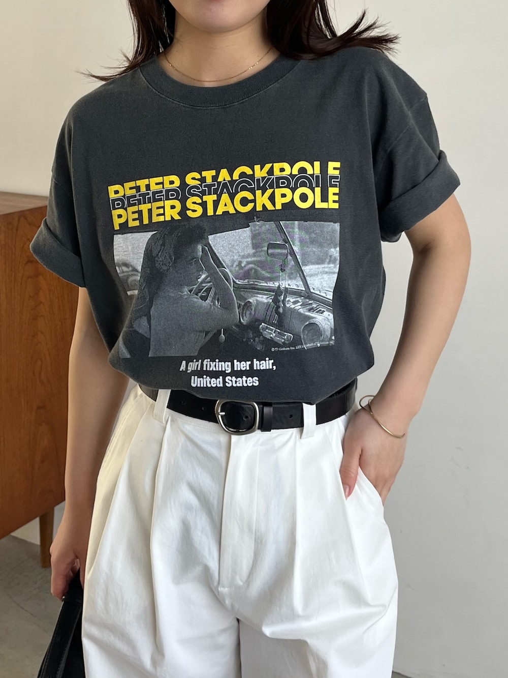 ブラック系のTシャツ/カットソー、ホワイト系のその他パンツ、ブラック系のサンダルを着用したレディースの春コーディネートの3枚目の写真