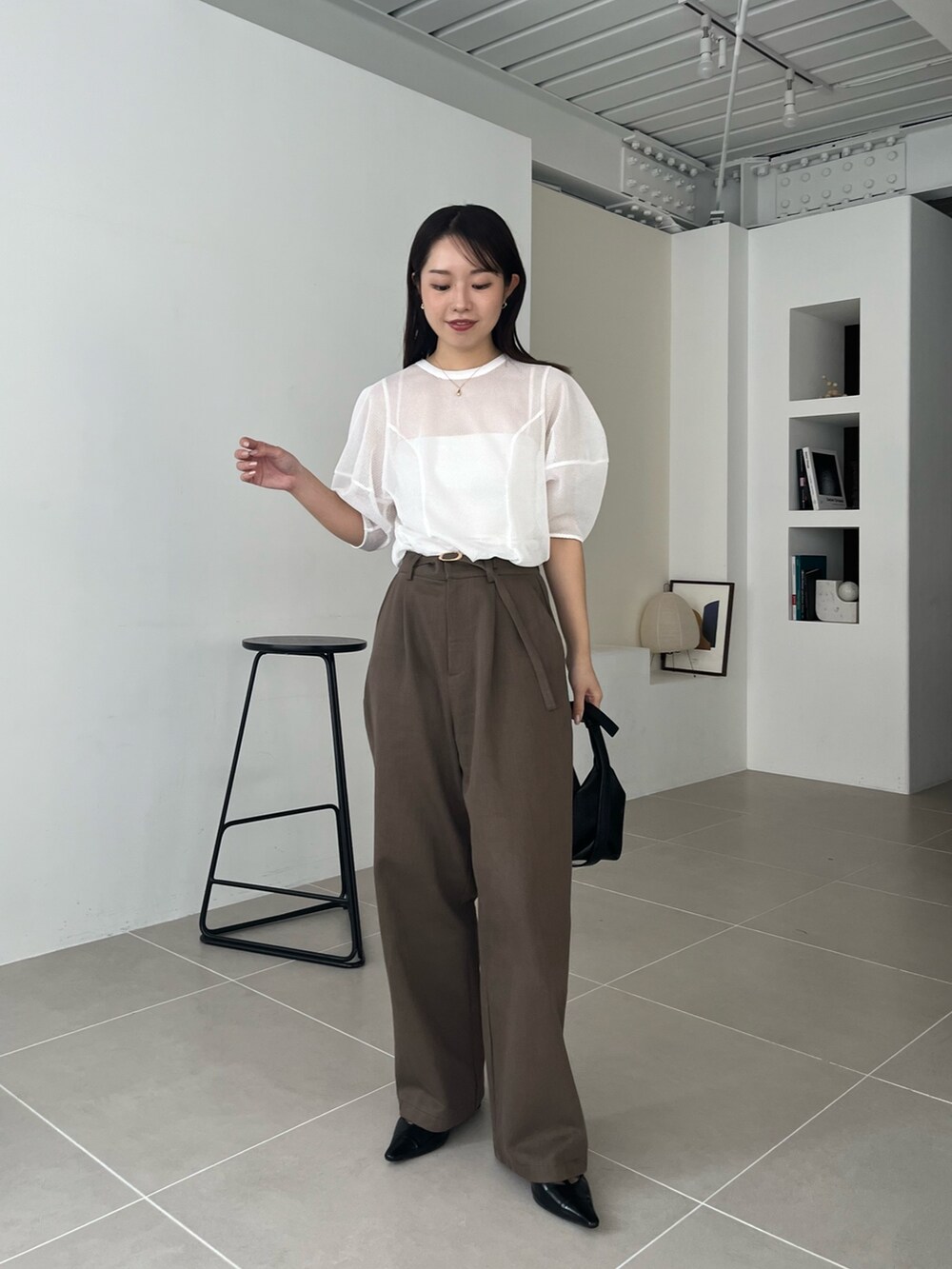 ホワイト系のシャツ/ブラウス、ブラウン系のその他パンツ、ブラック系のパンプスを着用したレディースの夏コーディネートの2枚目の写真