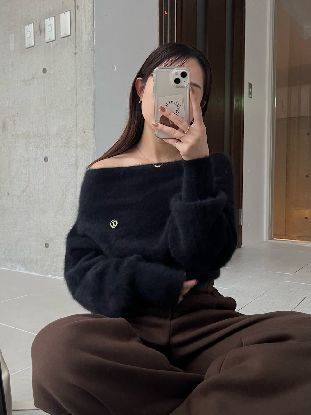 ブラック系のニット/セーター、ブラウン系のその他パンツ、ホワイト系のショルダーバッグを着用したレディースの秋コーディネートの3枚目の写真