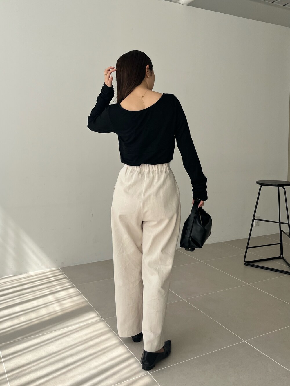 ブラック系のTシャツ/カットソー、ホワイト系のその他パンツ、ブラック系のパンプスを着用したレディースの夏コーディネートの4枚目の写真