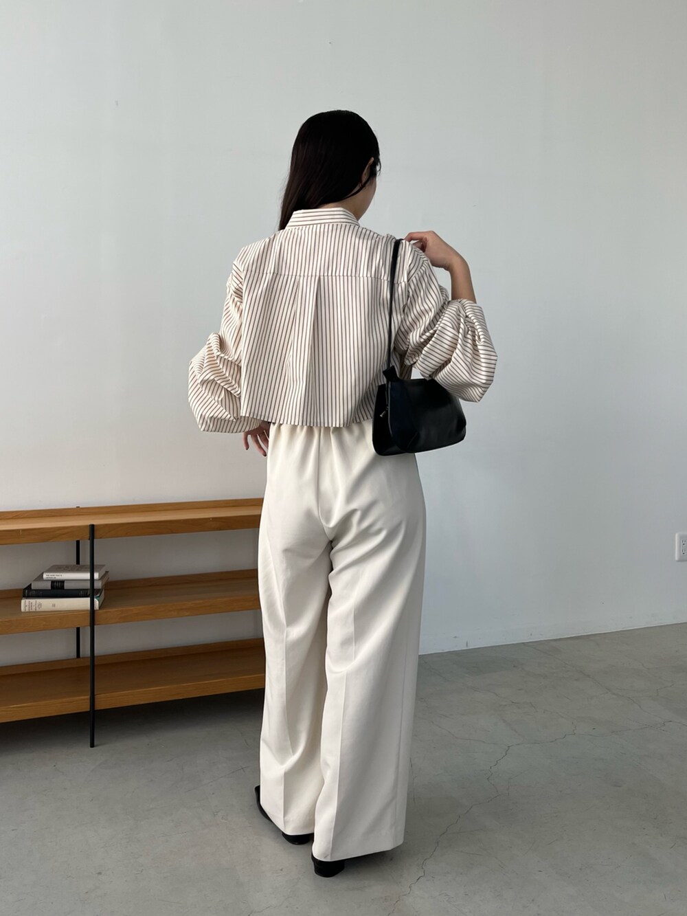 ベージュ系のシャツ/ブラウス、ホワイト系のその他パンツ、ブラック系のパンプスを着用したレディースの冬コーディネートの4枚目の写真
