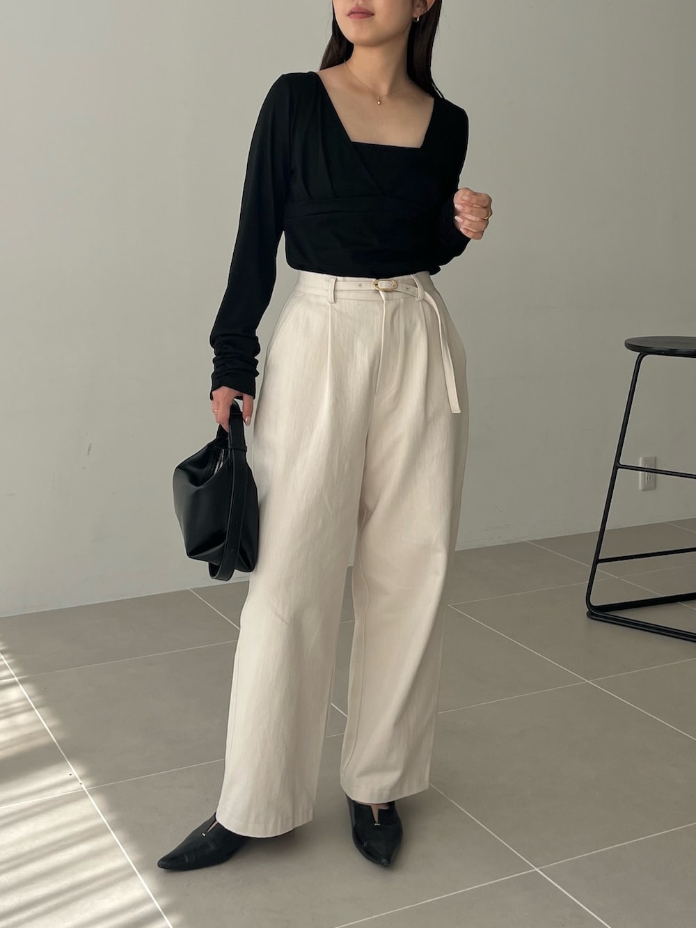 ブラック系のTシャツ/カットソー、ホワイト系のその他パンツ、ブラック系のパンプスを着用したレディースの夏コーディネートの2枚目の写真