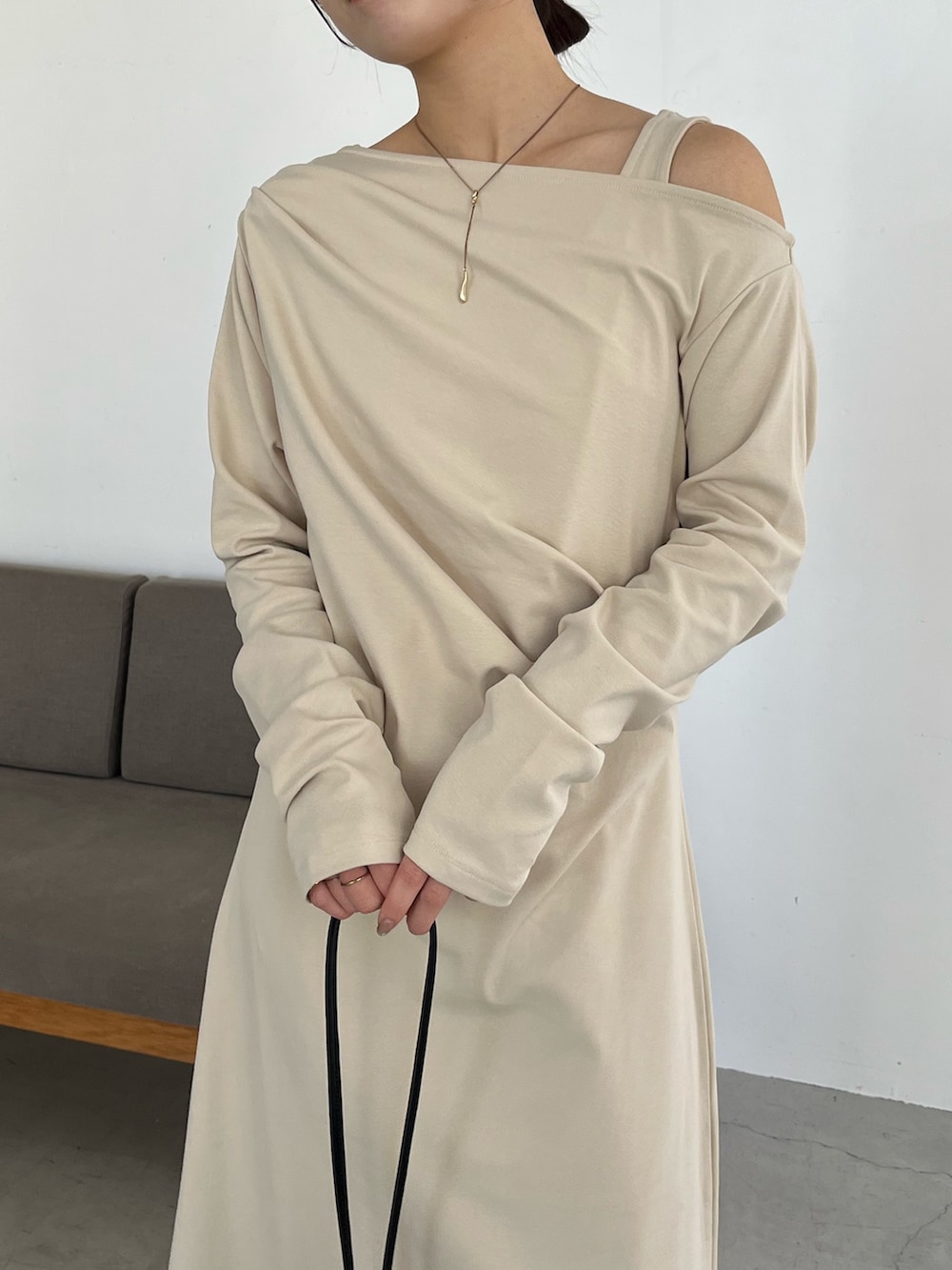 ベージュ系のワンピース、ブラック系のパンプスを着用したレディースの春コーディネートの4枚目の写真