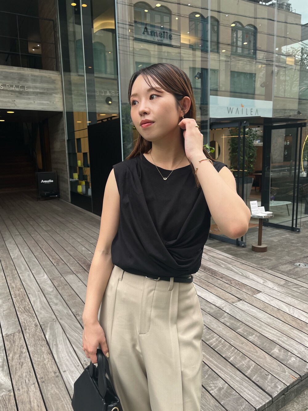 ブラック系のTシャツ/カットソー、ベージュ系のその他パンツ、ブラック系のショルダーバッグを着用したレディースの夏コーディネートの6枚目の写真