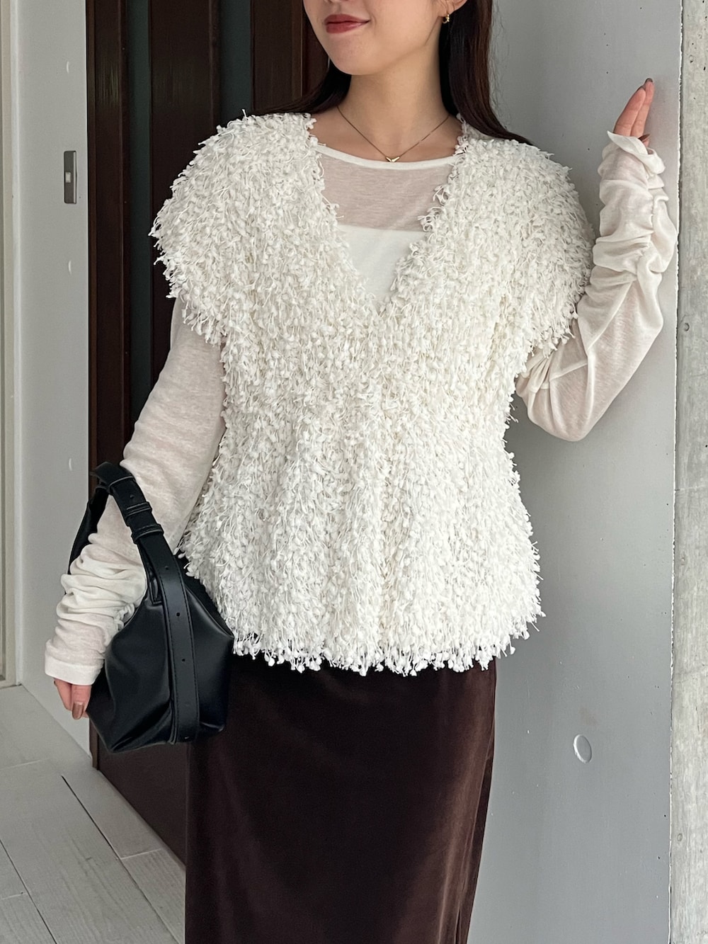 ホワイト系のTシャツ/カットソー、ホワイト系のシャツ/ブラウス、ブラウン系のスカートを着用したレディースの冬コーディネートの3枚目の写真