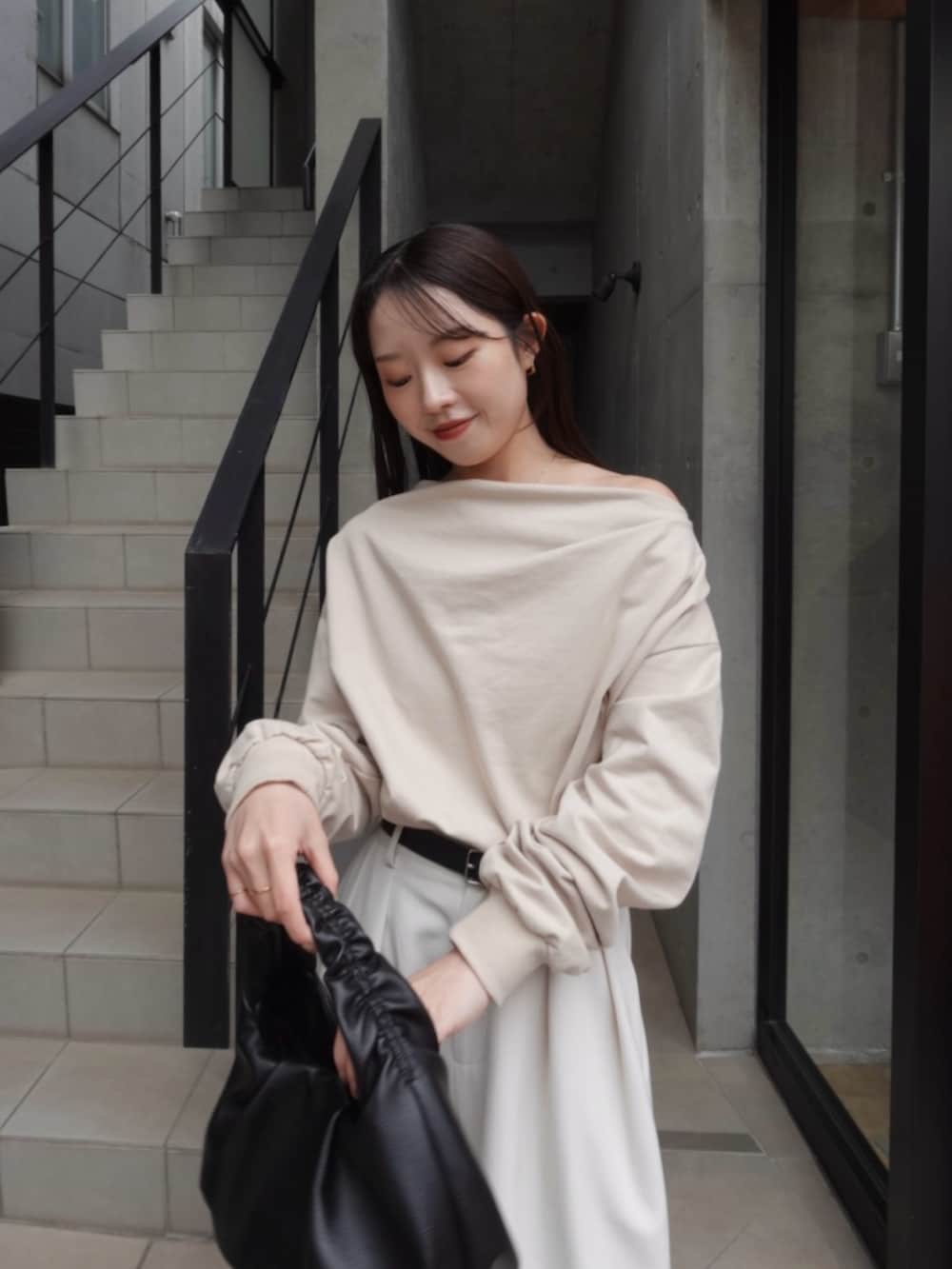 ベージュ系のTシャツ/カットソー、ホワイト系のその他パンツ、ブラック系のブーツを着用したレディースの春コーディネートの2枚目の写真