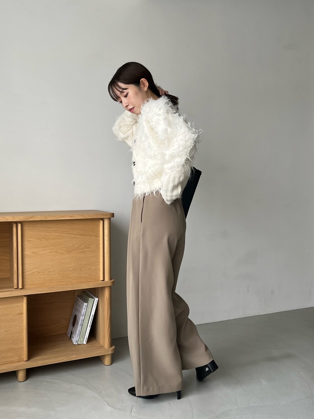 ホワイト系のカーディガン/ボレロ、ベージュ系のその他パンツ、ブラック系のショルダーバッグを着用したレディースの秋コーディネートの5枚目の写真