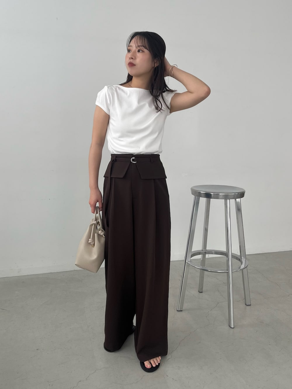 ホワイト系のTシャツ/カットソー、ブラウン系のその他パンツ、ブラック系のパンプスを着用したレディースの夏コーディネートの3枚目の写真