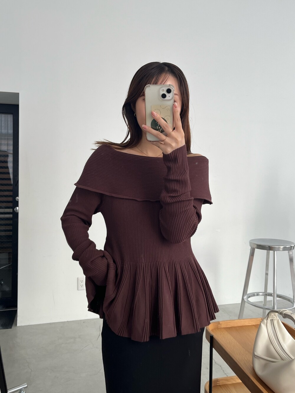 ブラウン系のニット/セーター、ブラック系のスカート、ブラック系のパンプスを着用したレディースの秋コーディネートの4枚目の写真