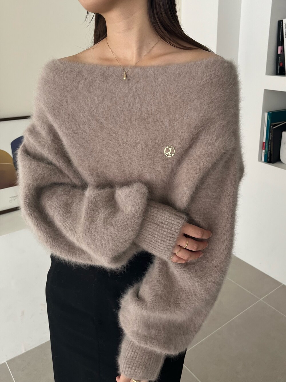 ブラウン系のニット/セーター、ブラック系のスカート、ブラック系のパンプスを着用したレディースの夏コーディネートの2枚目の写真