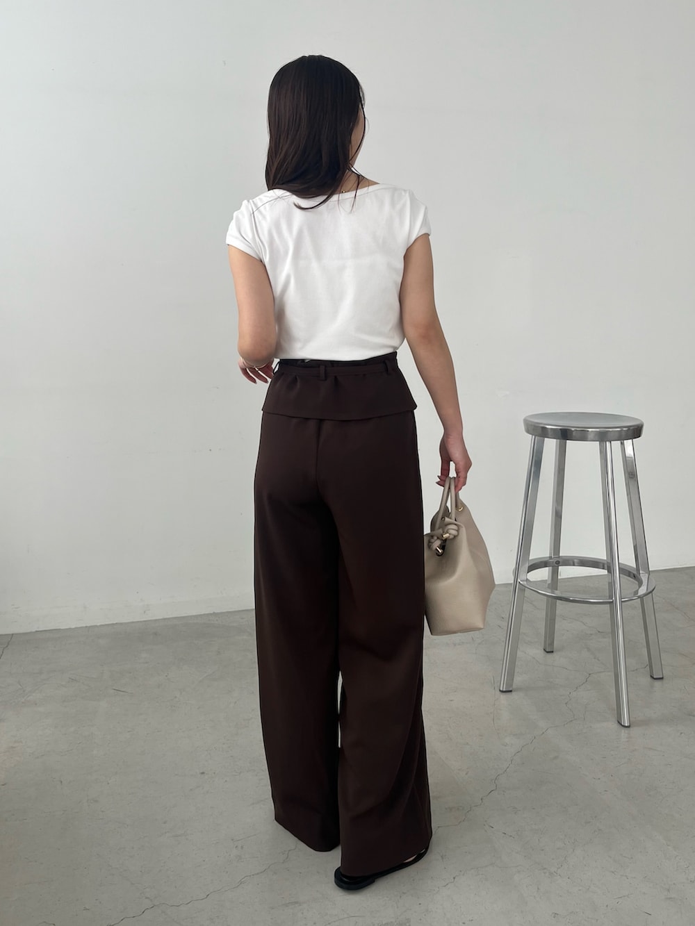 ホワイト系のTシャツ/カットソー、ブラウン系のその他パンツ、ブラック系のパンプスを着用したレディースの夏コーディネートの5枚目の写真