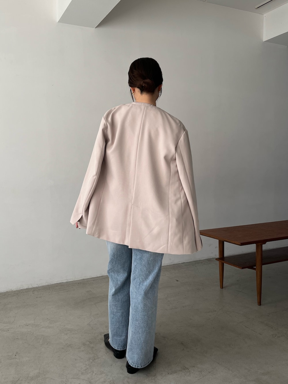 ベージュ系のシャツ/ブラウス、ベージュ系のテーラードジャケット、ブルー系のデニムパンツを着用したレディースの冬コーディネートの5枚目の写真