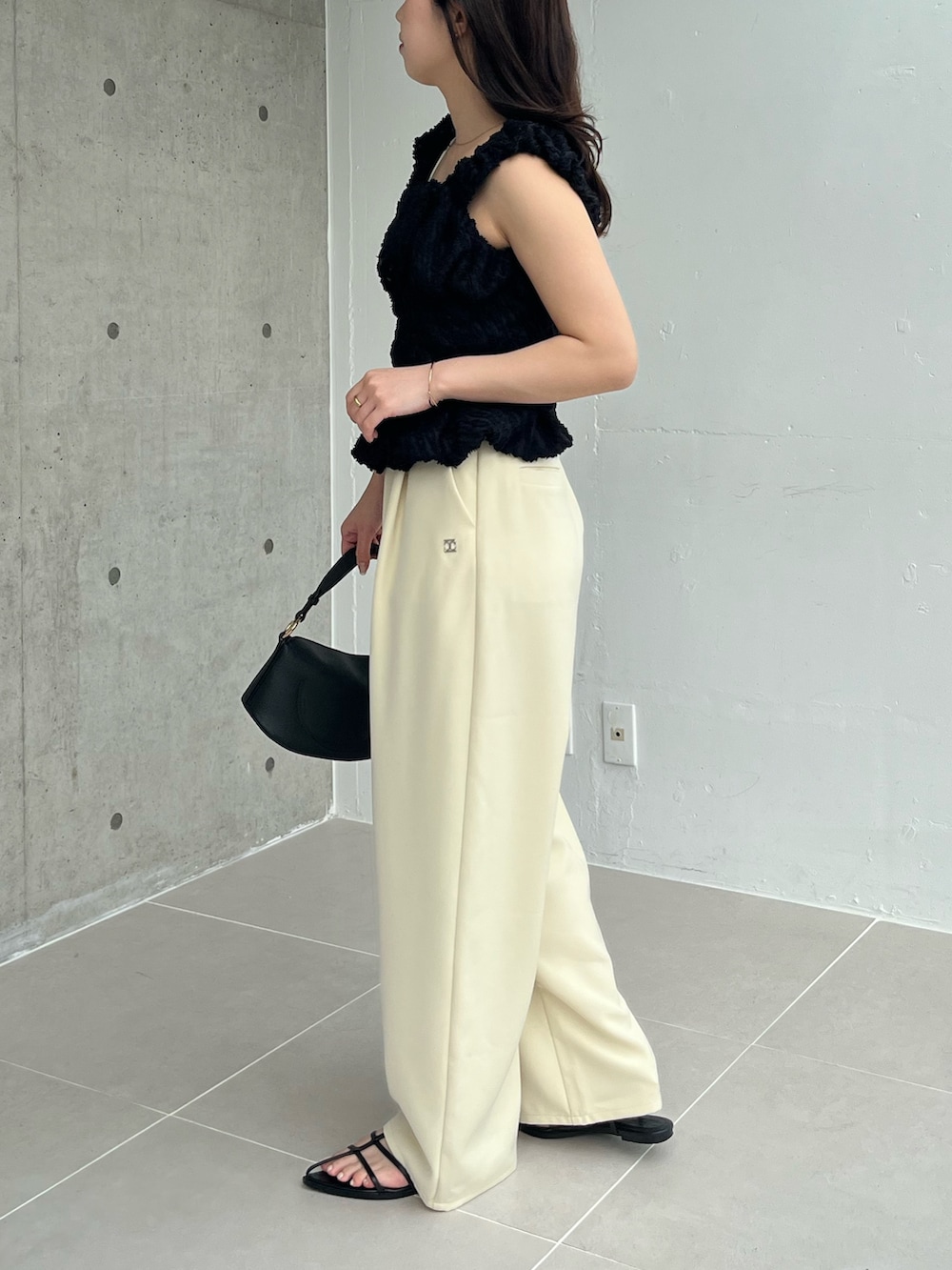 ブラック系のシャツ/ブラウス、イエロー系のその他パンツ、ブラック系のサンダルを着用したレディースの夏コーディネートの3枚目の写真