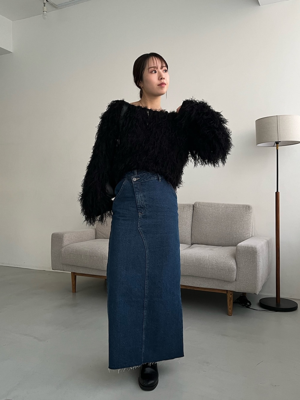 ブラック系のニット/セーター、ブラック系のショルダーバッグ、ブラック系のパンプスを着用したレディースの冬コーディネートの2枚目の写真