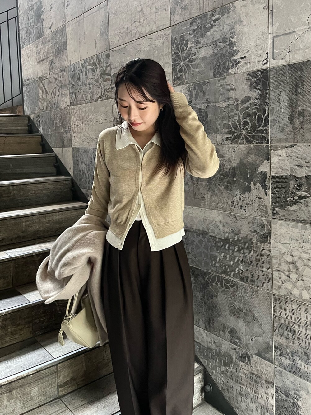 ベージュ系のカーディガン/ボレロ、ブラウン系のその他パンツ、ベージュ系のその他アウターを着用したレディースの冬コーディネートの5枚目の写真
