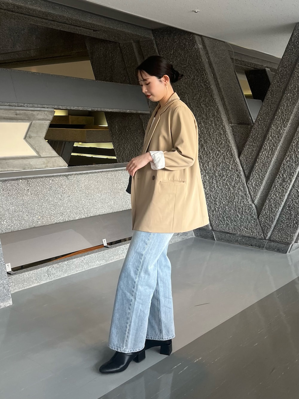 ベージュ系のテーラードジャケット、ブルー系のデニムパンツ、ホワイト系のシャツ/ブラウスを着用したレディースの春コーディネートの4枚目の写真