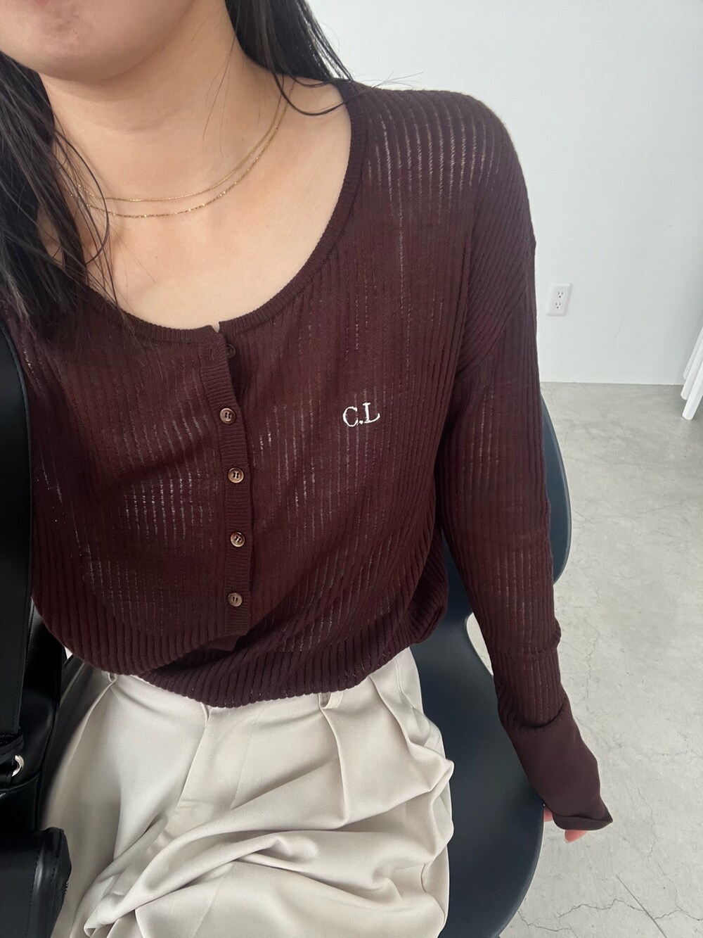 ブラウン系のニット/セーター、ホワイト系のその他パンツ、ブラック系のパンプスを着用したレディースの夏コーディネートの6枚目の写真