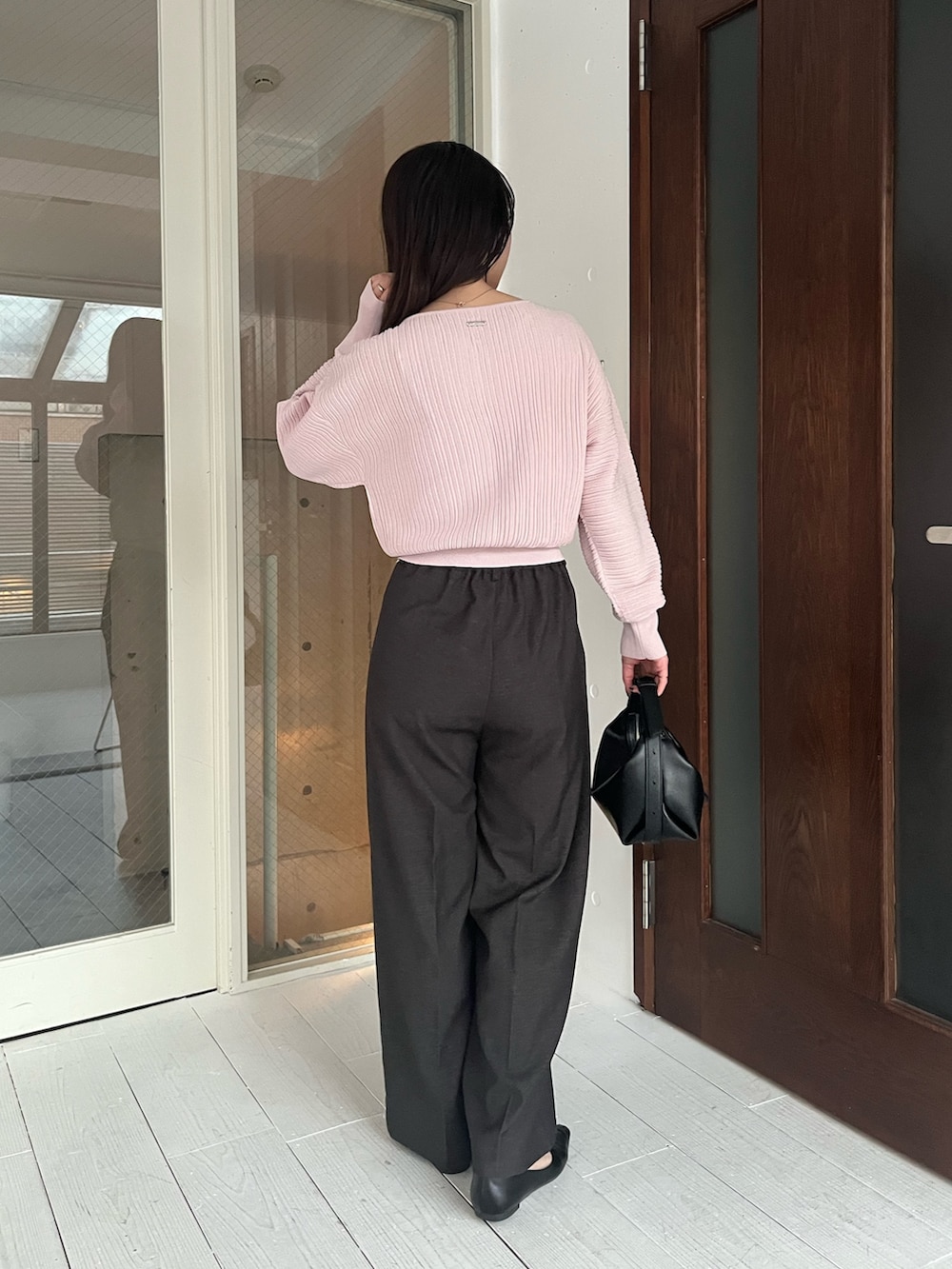 ピンク系のカーディガン/ボレロ、ブラック系のその他パンツ、ブラック系のショルダーバッグを着用したレディースの春コーディネートの5枚目の写真