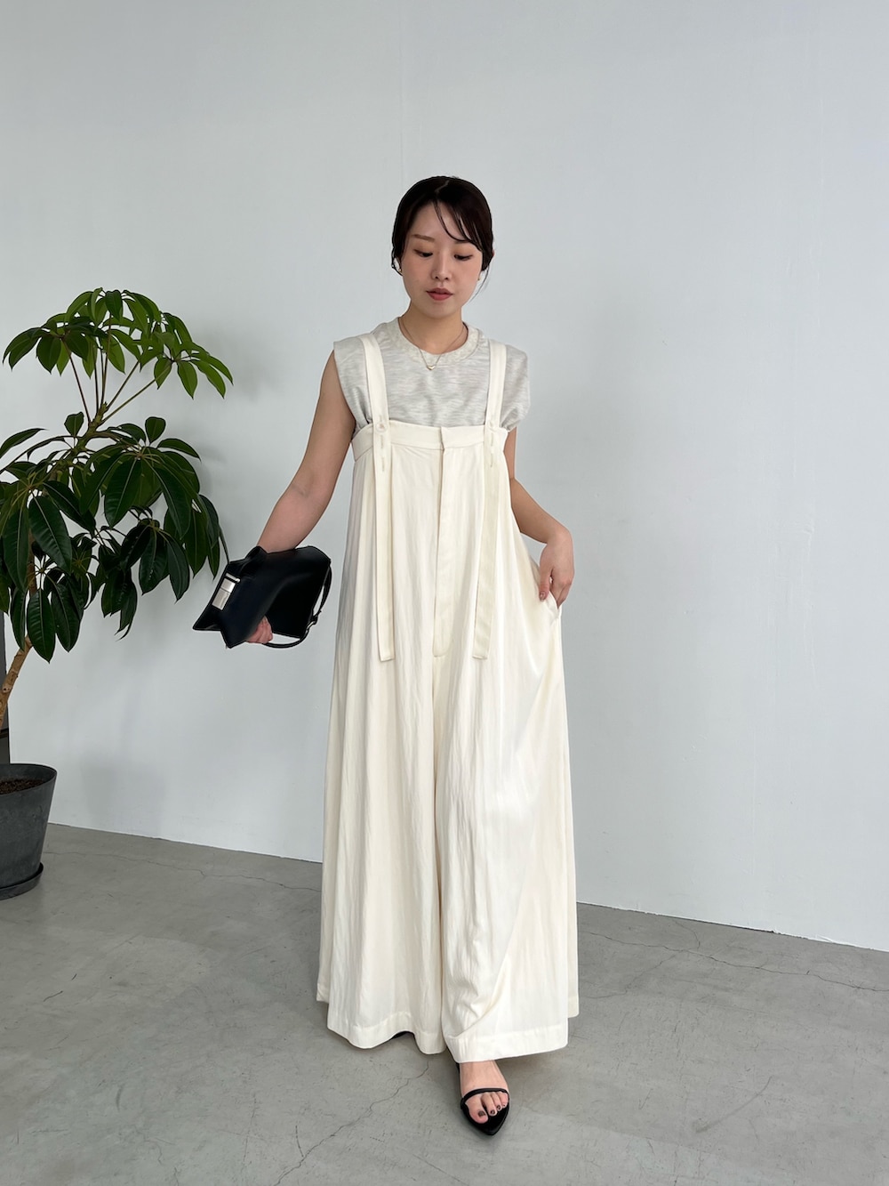 「最近のいい感じコーデ、大人カジュアル、春夏コーデ、淡色コーデ、ワントーン、ワントーンコーデ、サロペット、サンダル、きれいめカジュアル、オトナカジュアル、骨格ウェーブ、大人かわいい、スウェット、ノースリーブ、シンプルコーデ」｜「CAPRICIEUX LE'MAGEのノースリライトスウェットプルオーバー（Tシャツ/カットソー、ホワイト系）」を使った、mami_lemageさん（レディース・158cm）の春コーディネートの2枚目の写真