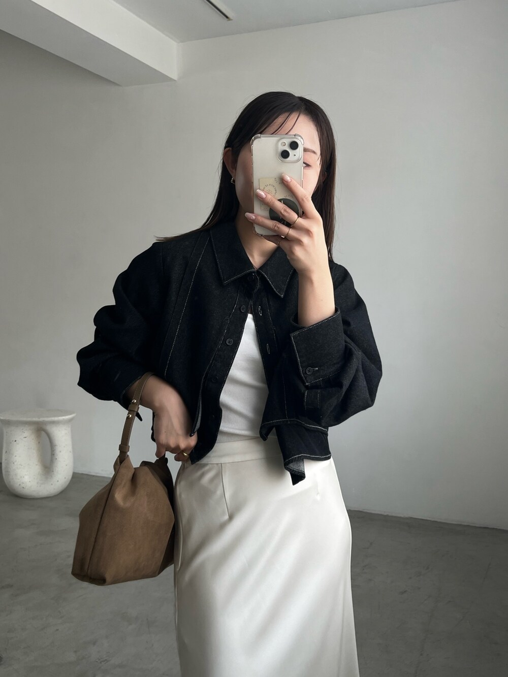 ブラック系のシャツ/ブラウス、ホワイト系のスカート、ブラック系のパンプスを着用したレディースの夏コーディネートの4枚目の写真