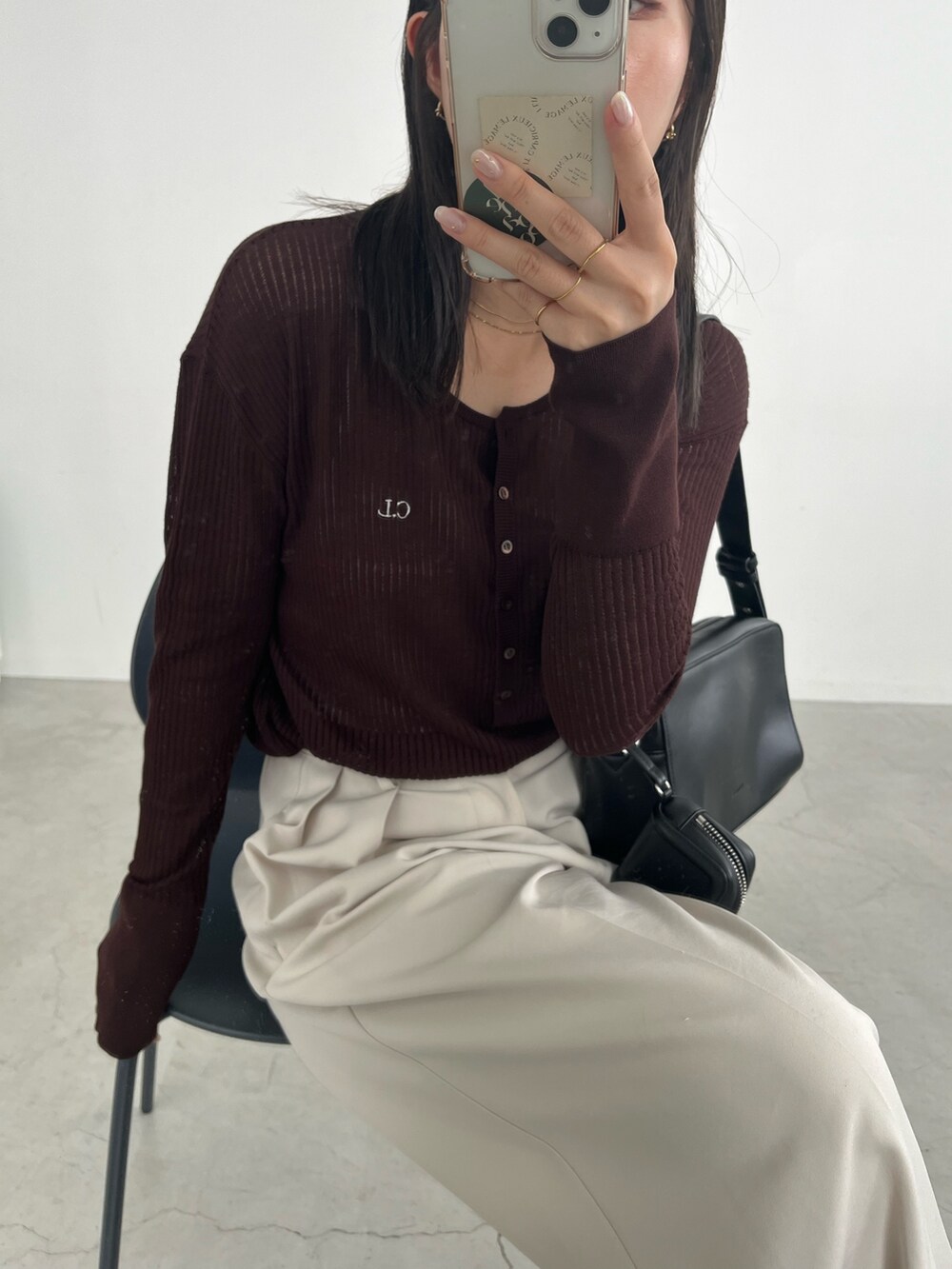 ブラウン系のニット/セーター、ホワイト系のその他パンツ、ブラック系のパンプスを着用したレディースの夏コーディネートの2枚目の写真