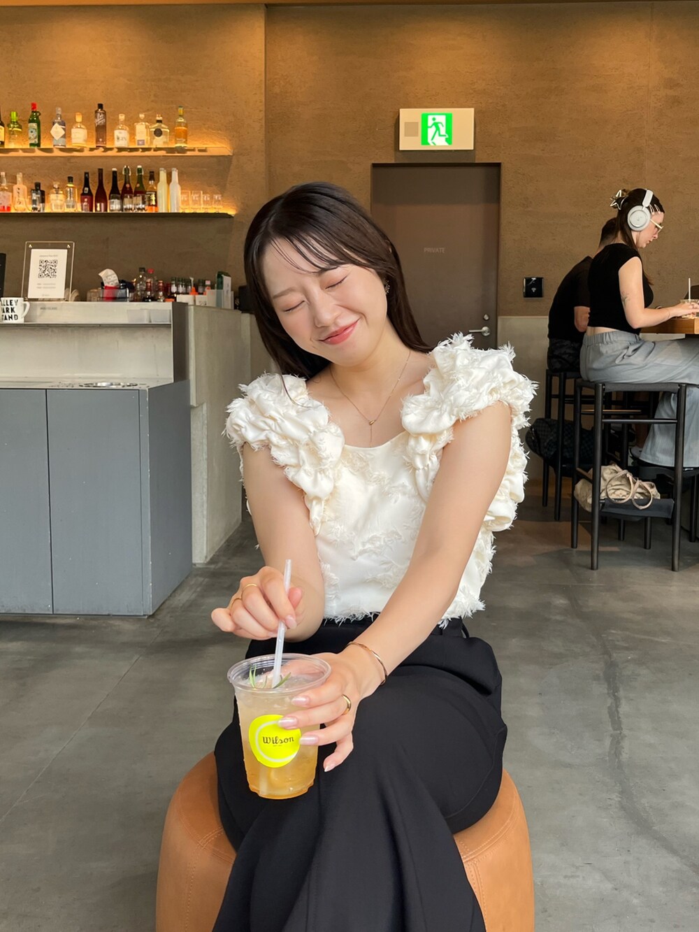 ホワイト系のシャツ/ブラウス、ブラック系のスカート、ブラック系のサンダルを着用したレディースの夏コーディネートの5枚目の写真