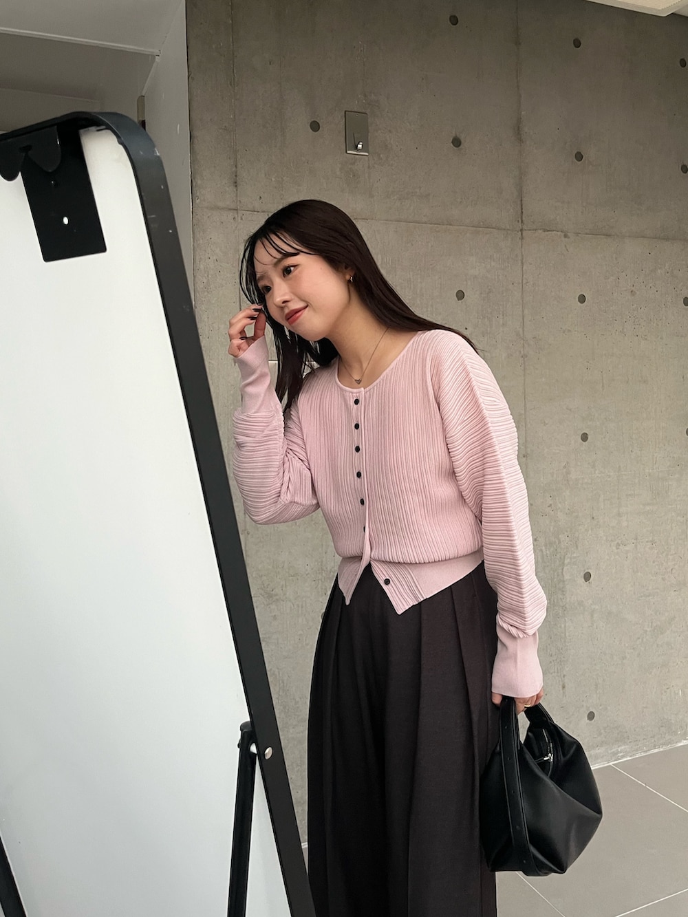 ピンク系のカーディガン/ボレロ、ブラック系のその他パンツ、ブラック系のショルダーバッグを着用したレディースの春コーディネートの3枚目の写真