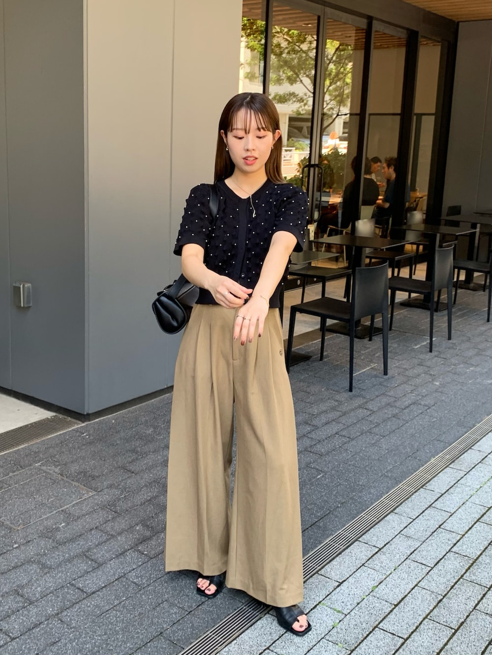 ブラック系のカーディガン/ボレロ、ベージュ系のその他パンツ、ブラック系のショルダーバッグを着用したレディースの夏コーディネートの5枚目の写真