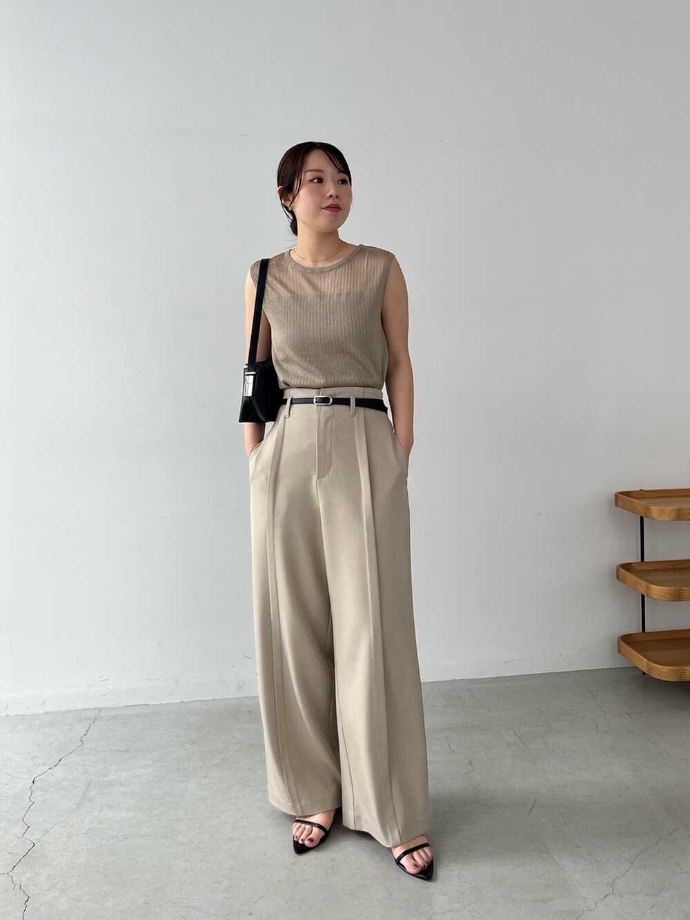 ベージュ系のニット/セーター、ベージュ系のその他パンツを着用したレディースの春コーディネートの4枚目の写真