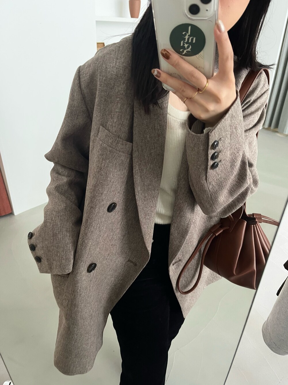 ベージュ系のテーラードジャケット、ブラック系のその他パンツ、ブラック系のパンプスを着用したレディースの秋コーディネートの3枚目の写真