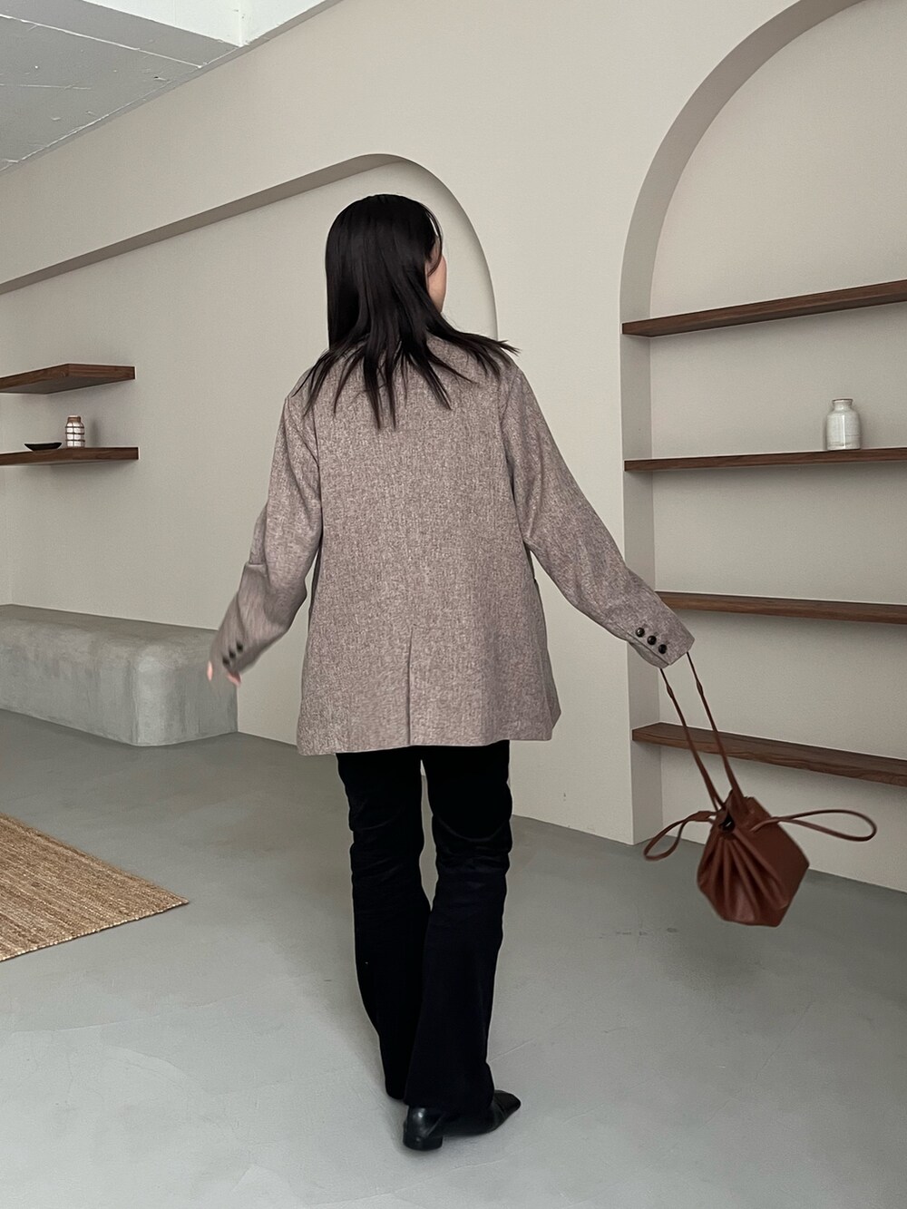 ベージュ系のテーラードジャケット、ブラック系のその他パンツ、ブラック系のパンプスを着用したレディースの秋コーディネートの6枚目の写真