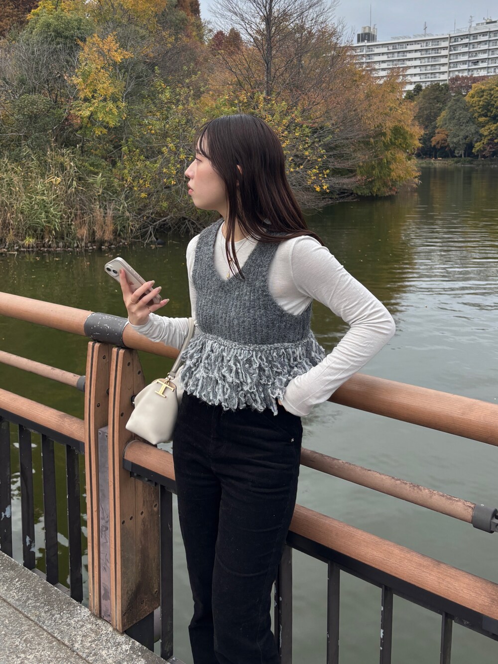 グレー系のニット/セーター、ブラック系のその他パンツ、ベージュ系のその他アウターを着用したレディースの冬コーディネートの3枚目の写真