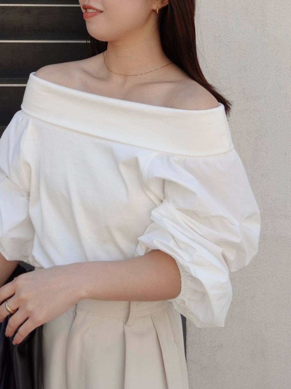 ホワイト系のTシャツ/カットソー、ホワイト系のその他パンツ、ブラック系のショルダーバッグを着用したレディースの夏コーディネートの2枚目の写真