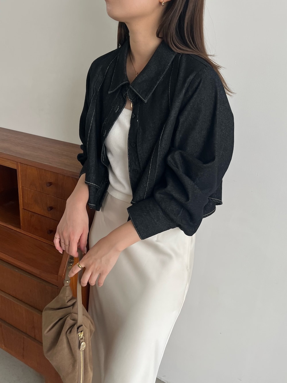 ブラック系のシャツ/ブラウス、ホワイト系のスカート、ブラック系のパンプスを着用したレディースの夏コーディネートの2枚目の写真