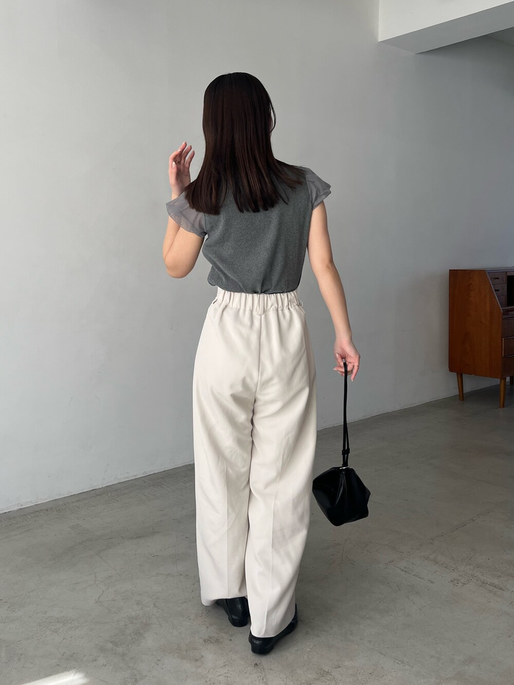 グレー系のニット/セーター、ホワイト系のその他パンツを着用したレディースの春コーディネートの5枚目の写真