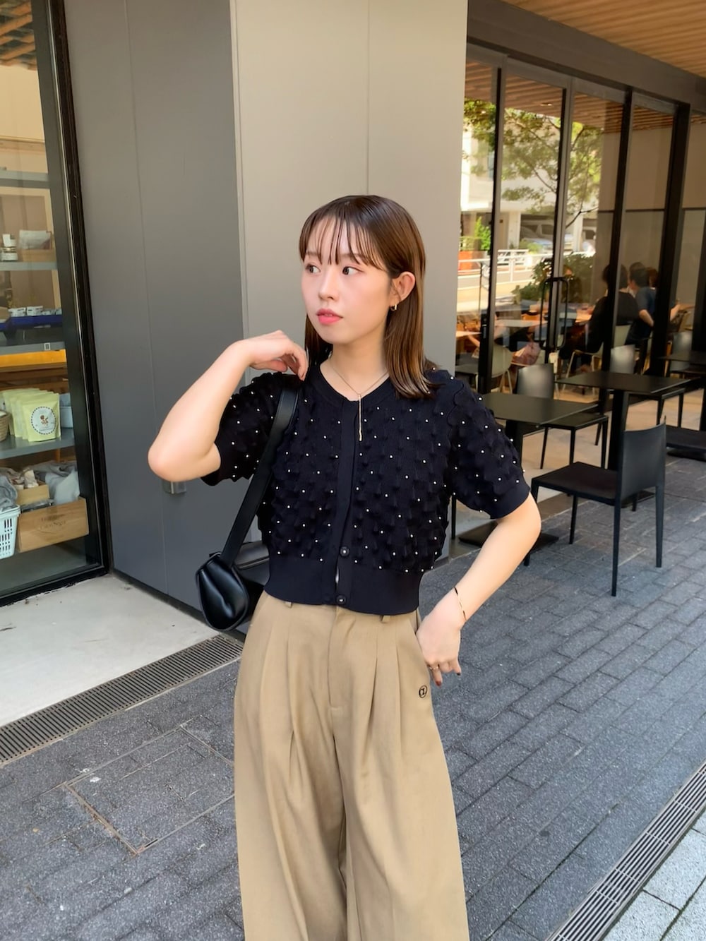 ブラック系のカーディガン/ボレロ、ベージュ系のその他パンツ、ブラック系のショルダーバッグを着用したレディースの夏コーディネートの2枚目の写真