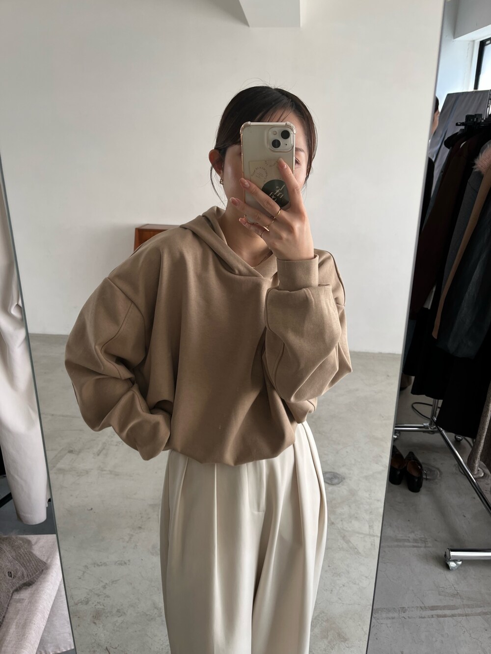 ベージュ系のTシャツ/カットソー、ブラック系のパンプス、ブラウン系のトートバッグを着用したレディースの秋コーディネートの4枚目の写真