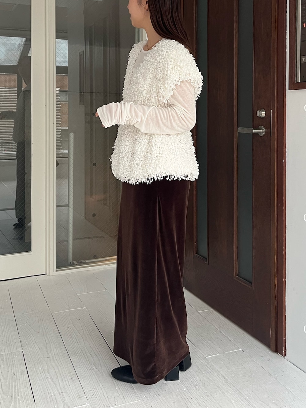 ホワイト系のTシャツ/カットソー、ホワイト系のシャツ/ブラウス、ブラウン系のスカートを着用したレディースの冬コーディネートの4枚目の写真