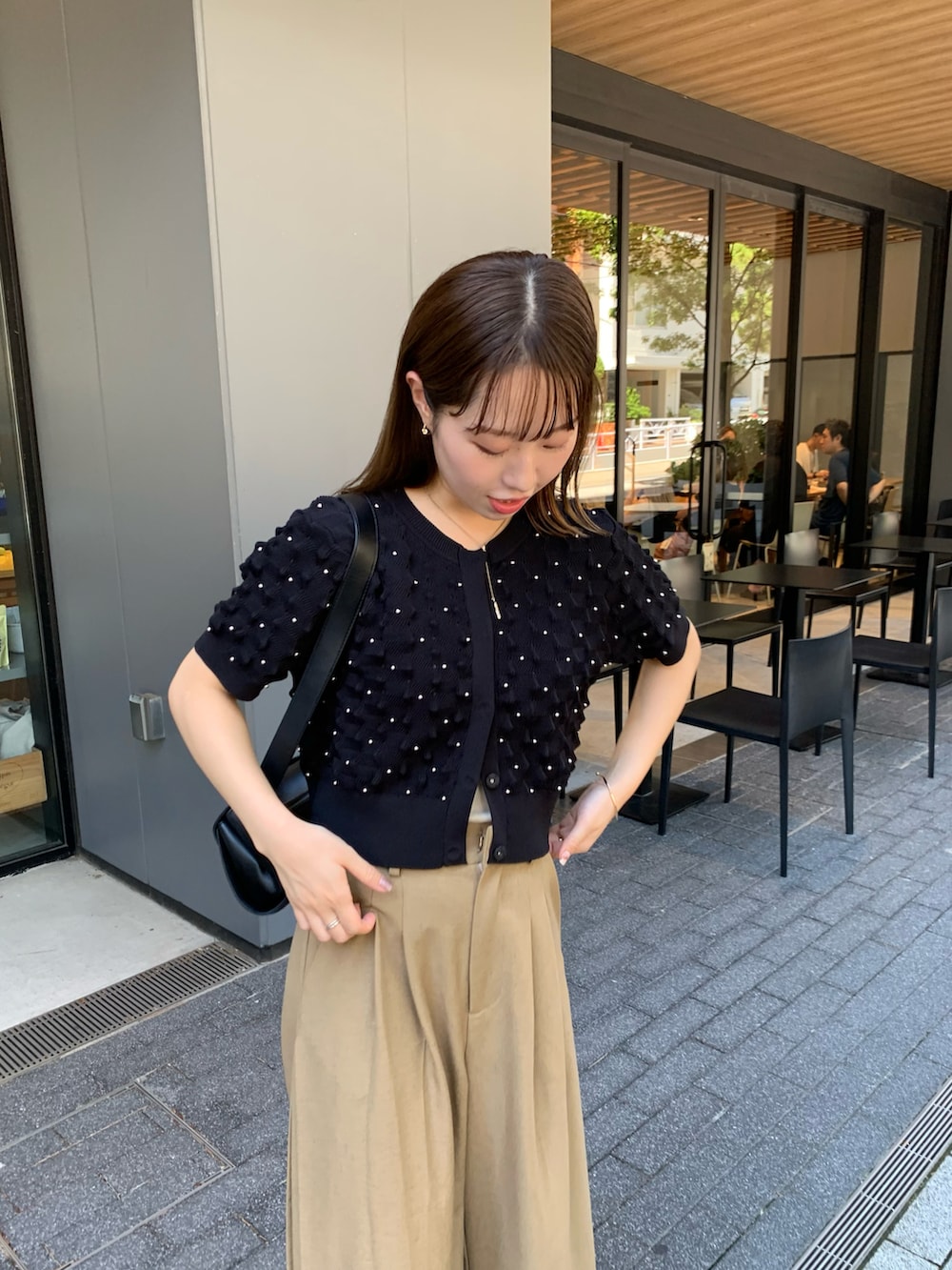 ブラック系のカーディガン/ボレロ、ベージュ系のその他パンツ、ブラック系のショルダーバッグを着用したレディースの夏コーディネートの3枚目の写真