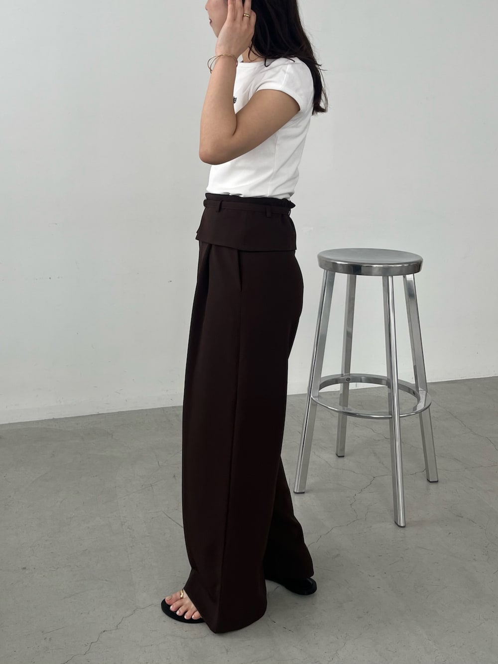 ホワイト系のTシャツ/カットソー、ブラウン系のその他パンツ、ブラック系のパンプスを着用したレディースの夏コーディネートの4枚目の写真