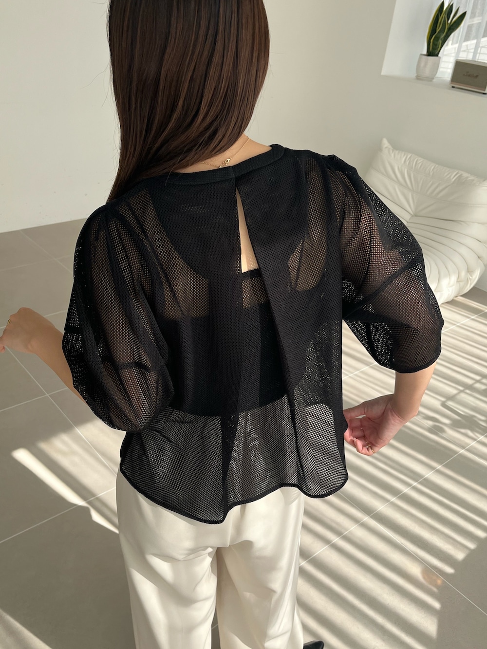 ブラック系のシャツ/ブラウス、ホワイト系のその他パンツ、ブラック系のパンプスを着用したレディースの夏コーディネートの4枚目の写真