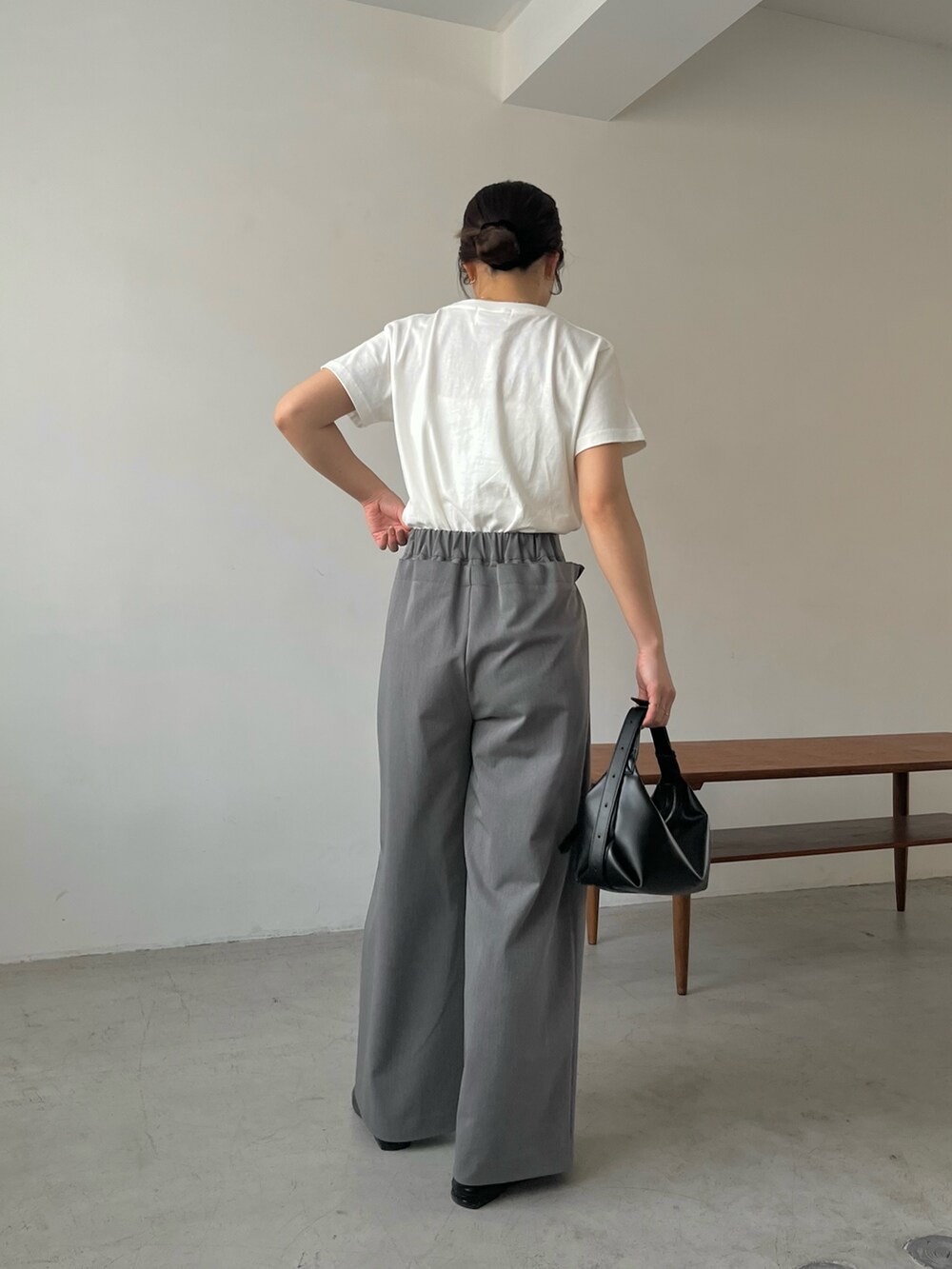 ホワイト系のTシャツ/カットソー、グレー系のその他パンツ、ブラック系のローファーを着用したレディースの春コーディネートの3枚目の写真
