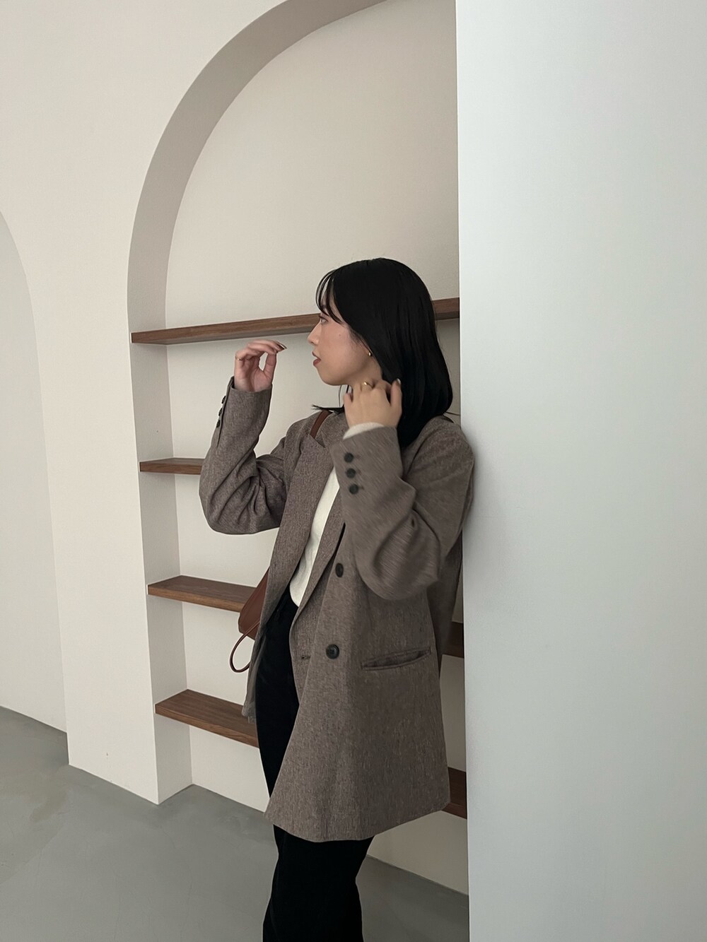 ベージュ系のテーラードジャケット、ブラック系のその他パンツ、ブラック系のパンプスを着用したレディースの秋コーディネートの5枚目の写真