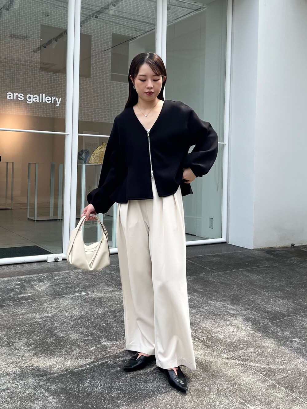 ブラック系のカーディガン/ボレロ、ホワイト系のその他パンツ、ブラック系のパンプスを着用したレディースの秋コーディネートの3枚目の写真