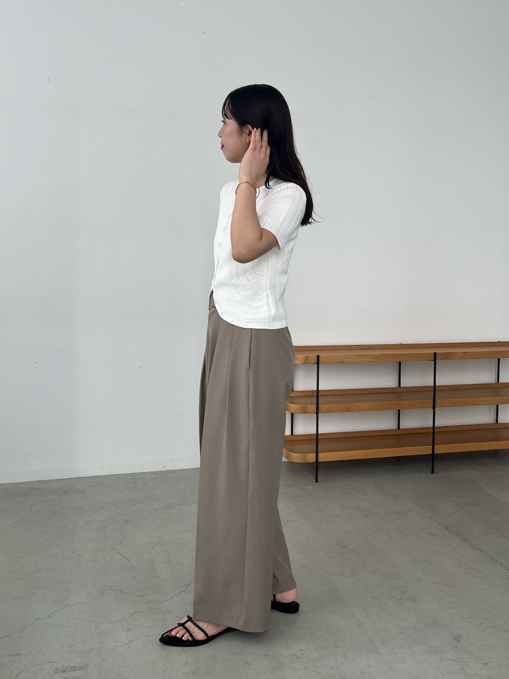 ホワイト系のカーディガン/ボレロ、ベージュ系のその他パンツ、ブラック系のサンダルを着用したレディースの夏コーディネートの3枚目の写真