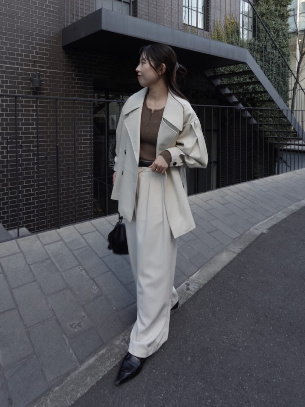 ホワイト系のその他アウター、ホワイト系のその他パンツ、ブラック系のローファーを着用したレディースの春コーディネートの3枚目の写真